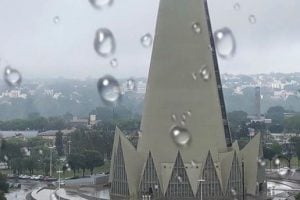 Domingo amanhece com chuva em Maringá