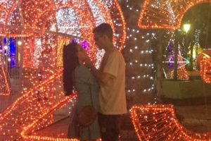 Pedido de namoro em cenário iluminado da Maringá Encantada