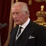 Homem é preso por tentar jogar ovo em rei Charles III