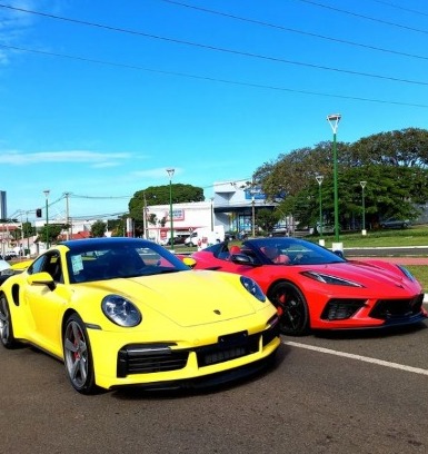 Carros de luxo são flagrados nas ruas de Maringá