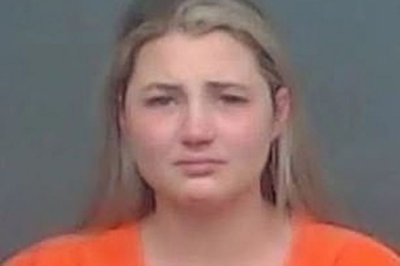 Professora Ashlyn Faye Bell, de 24 anos, presa por ter relações sexuais com seus alunos