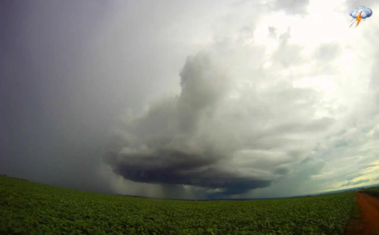Caçador de tempestades registra 'super célula' na região de Maringá