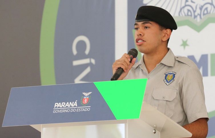 Estudante durante apresentação dos colégios cívico-militares feita pelo Governo do Paraná. 