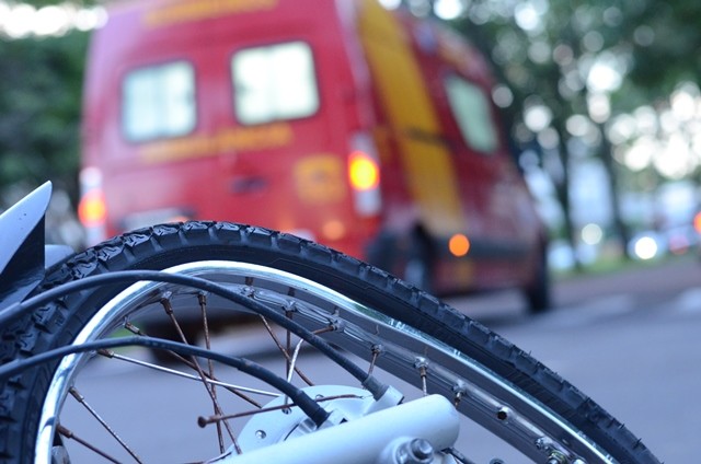 Motociclista de 27 anos fica ferido após colidir contra carro em Maringá