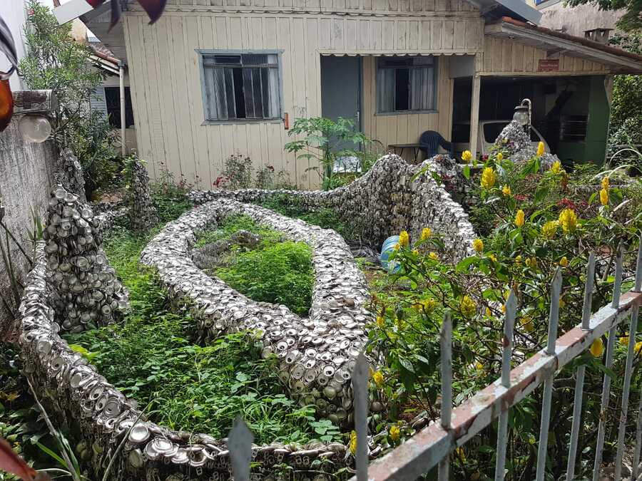 A história por trás da casa decorada com latinhas de alumínio em Maringá