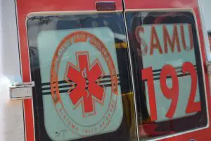 Passageira é socorrida em estado grave após carro capotar em Maringá