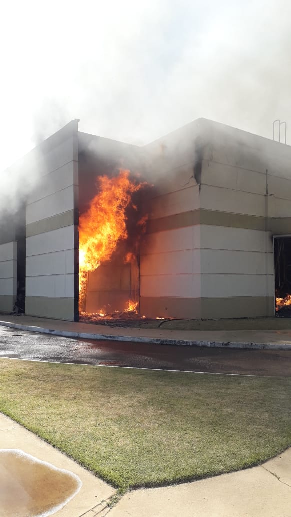 Nesta segunda-feira, 10, um incêndio de grandes proporções atingiu o shopping atacadista Avenida Fashion, em Maringá. 