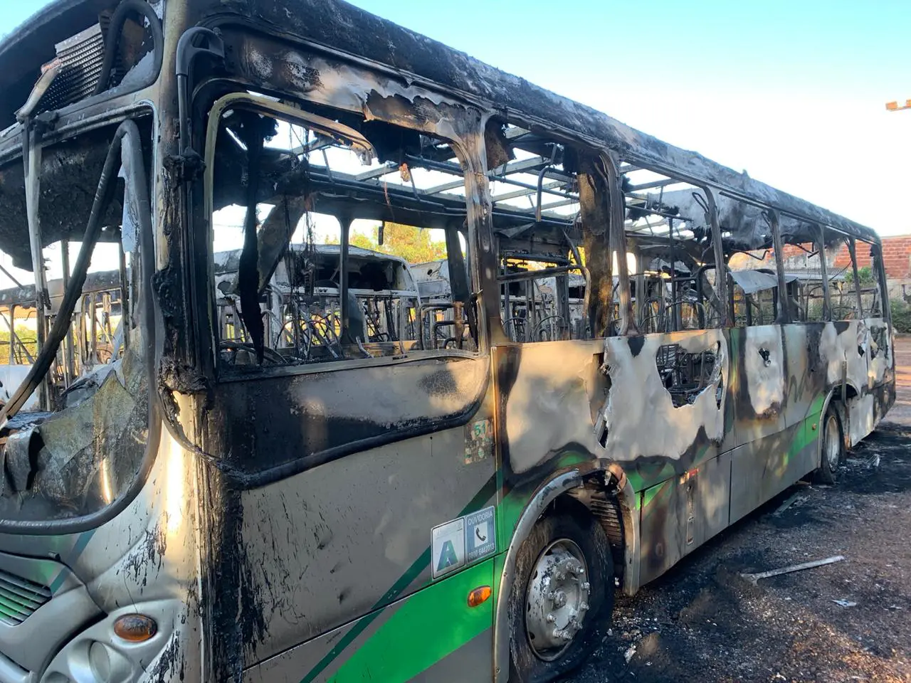 Ônibus que ficou destruído após incêndio na sede da empresa de transporte metropolitano Cidade Verde.