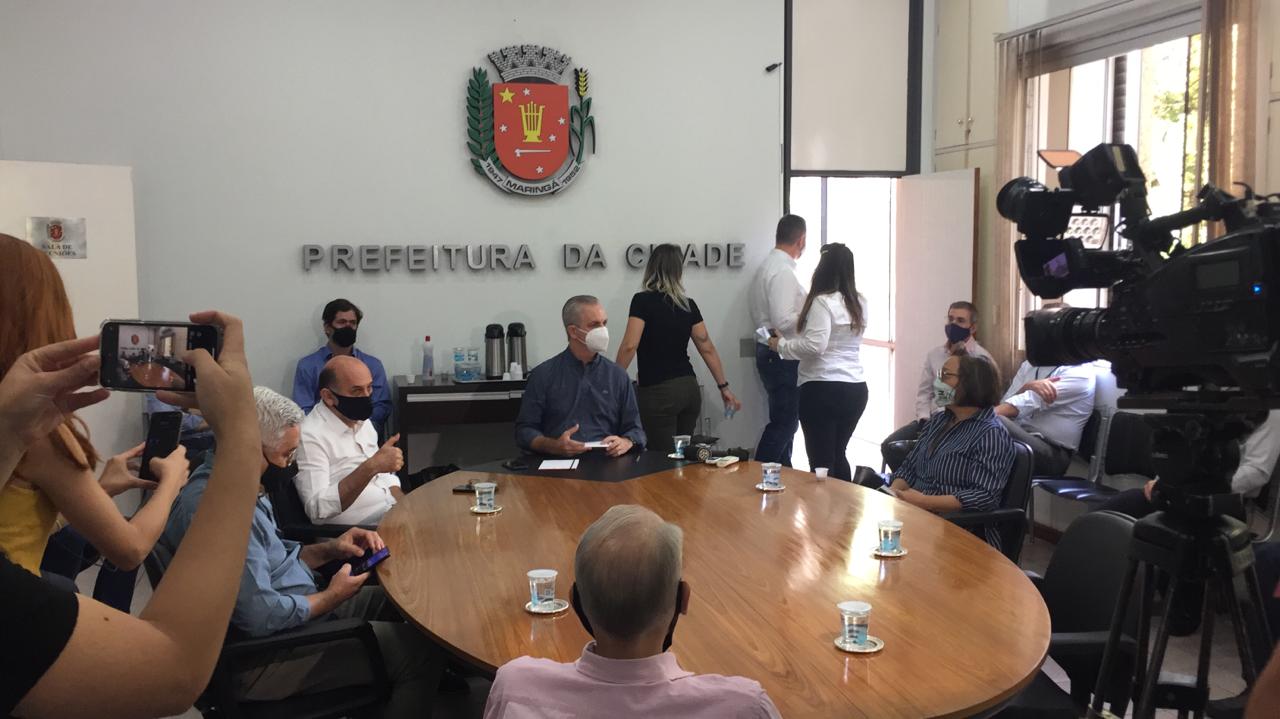 Autoridade de saúde e o prefeito de Maringá reunidos na manhã desta sexta-feira. 