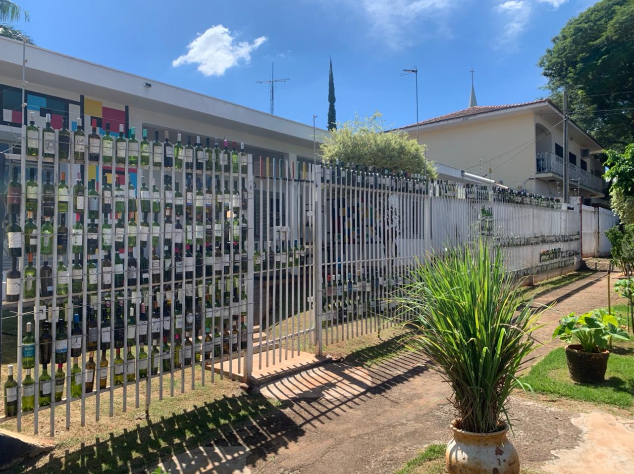 garrafas de vinho no portão de casa