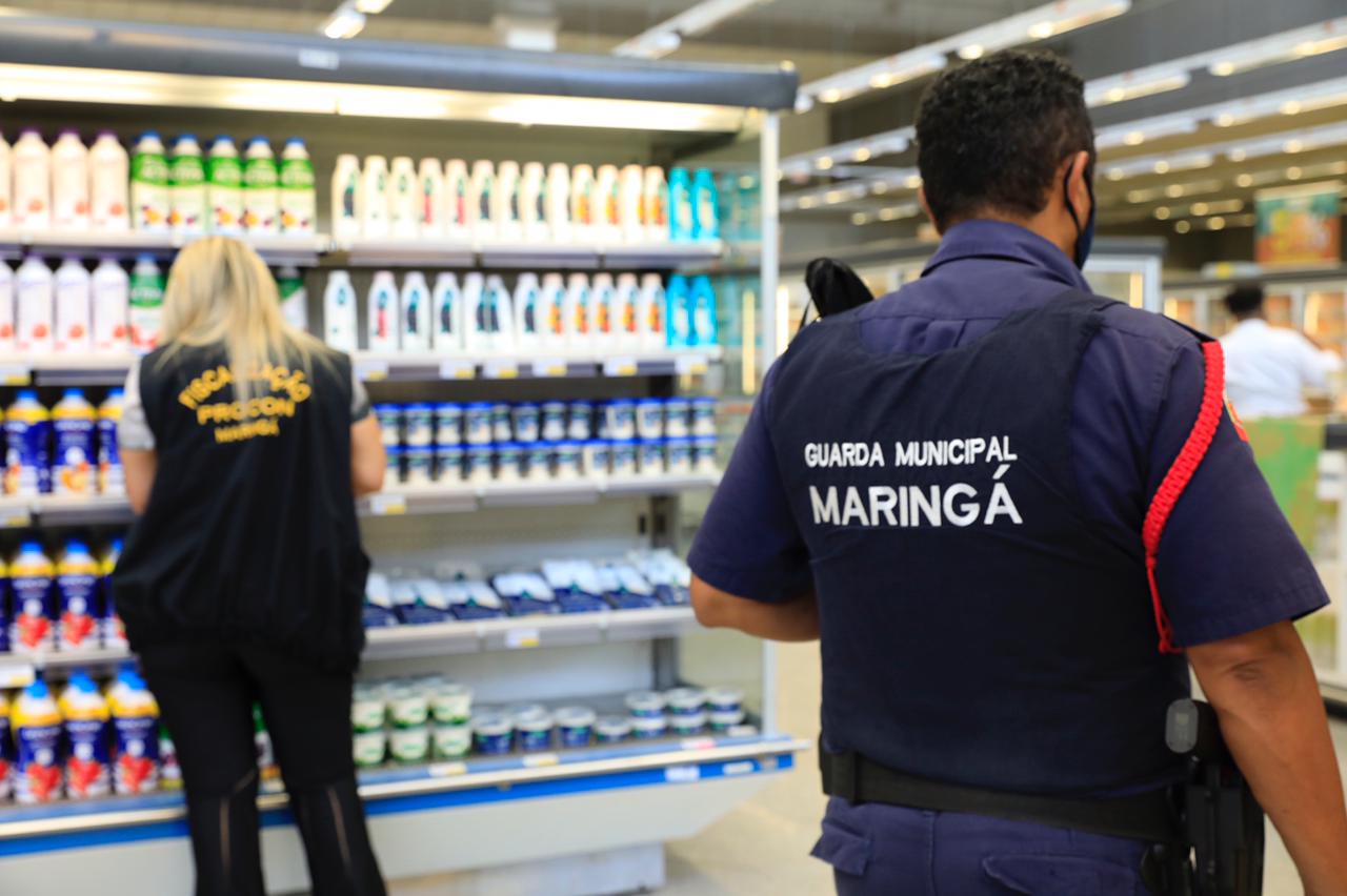Uma fiscal do Procon de Maringá e um guarda municipal em fiscalização ao supermercado Angeloni.