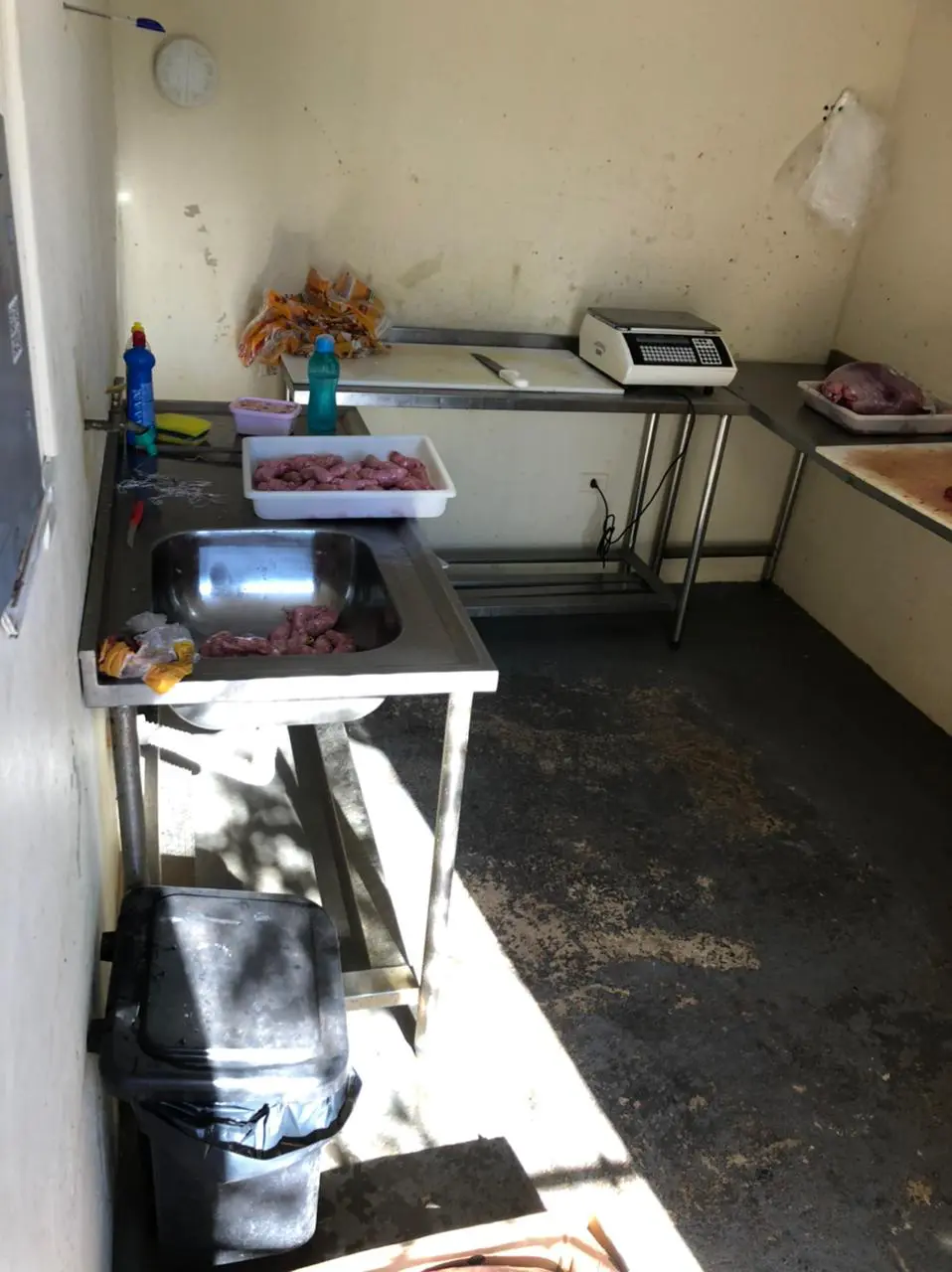 Carnes armazenadas de forma irregular encontradas em um frigorífico de Maringá.