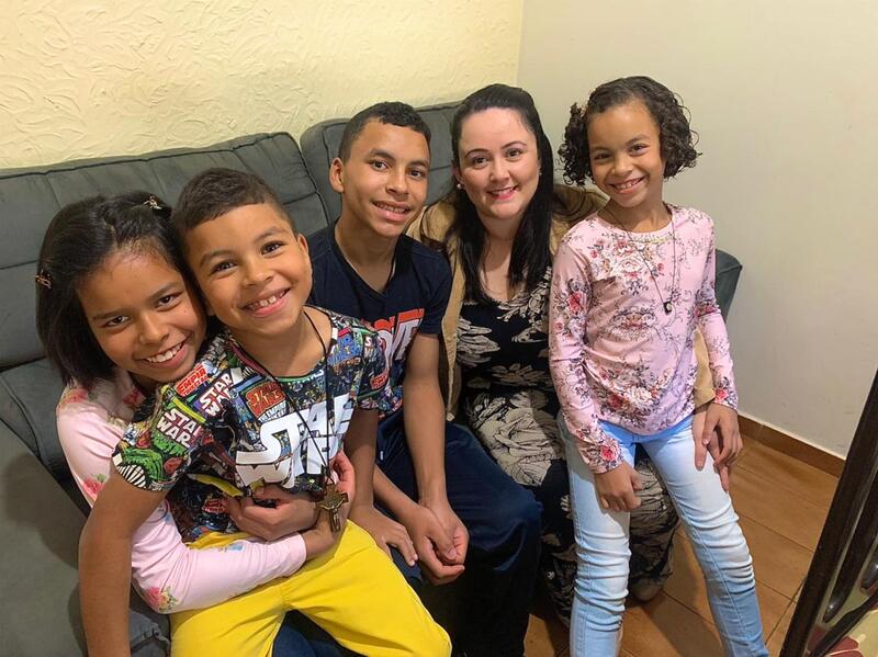 Mãe que adotou os quatro irmãos