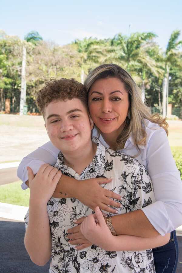Na foto, Ana Paula Estevam, mãe do João Bombeirinho, ao lado do filho. 