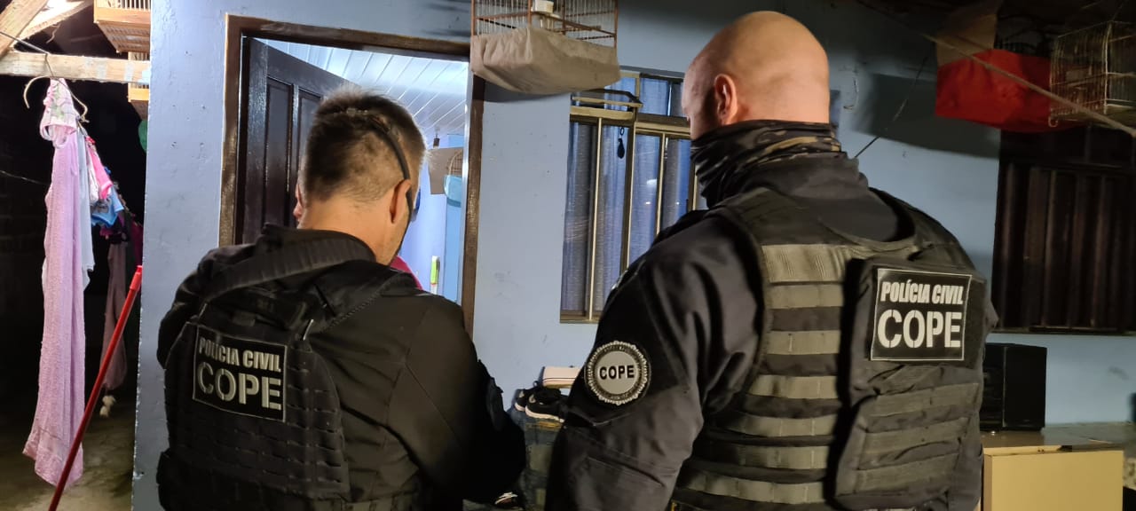 Policiais civis em cumprimentos de mandados durante operação de combate à exploração sexual infantil.