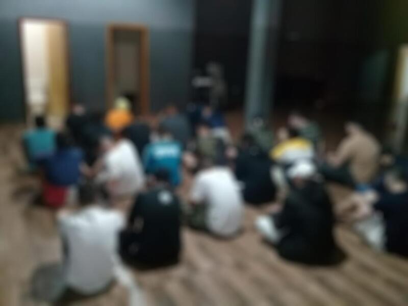 Jovens que participavam de festa clandestina em Maringá.