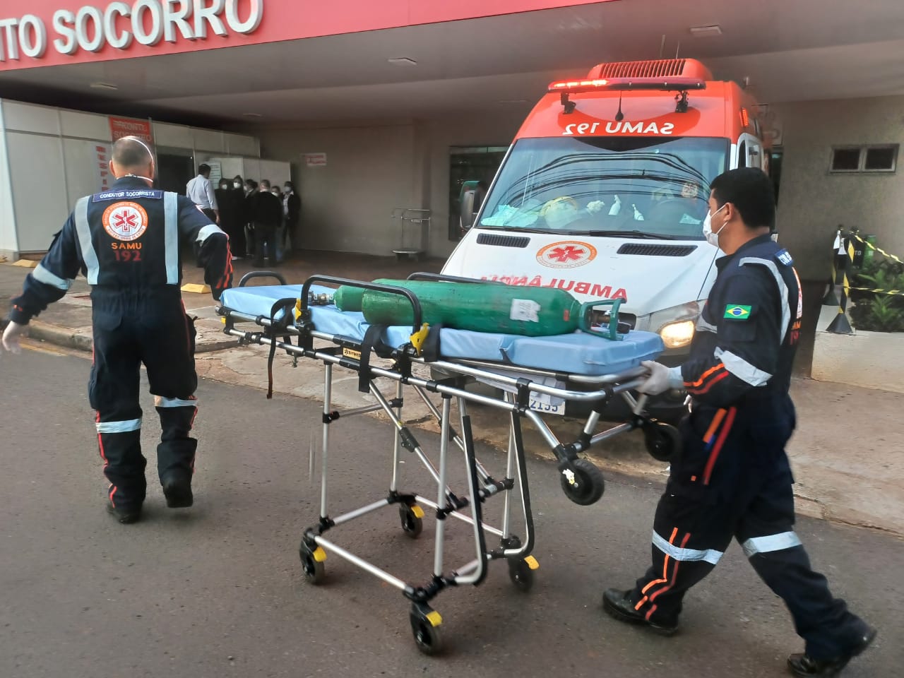 Socorristas do Samu transportando cilidros de oxigênio. Foto ilustrativa. 
