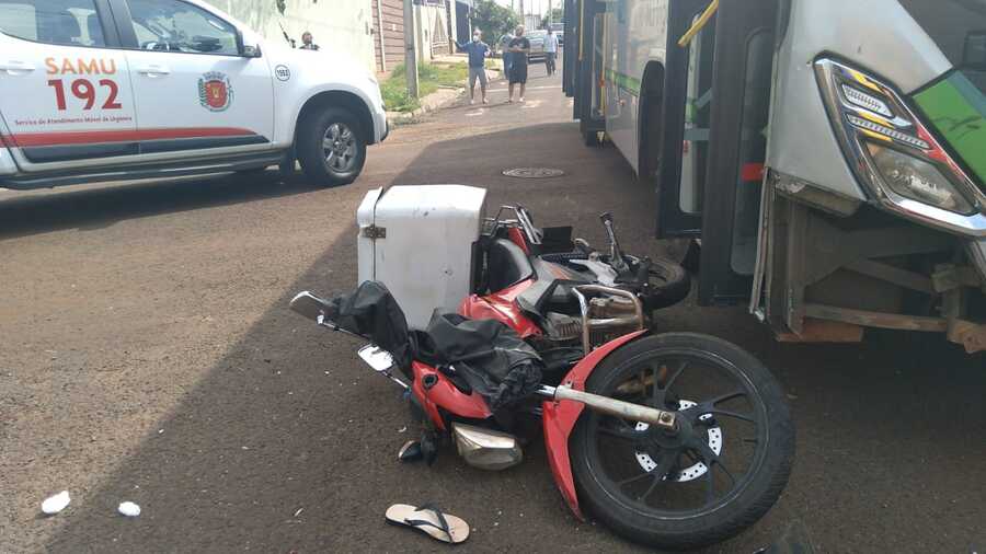 VÍDEO: Motociclista sofre ferimentos graves ao colidir contra ônibus em Maringá