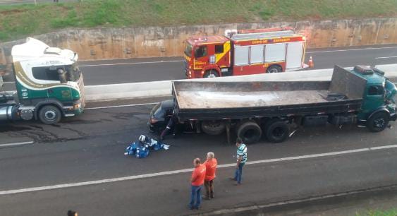 Acidente entre carro e dois caminhões mata uma pessoa no Contorno Norte, em Maringá