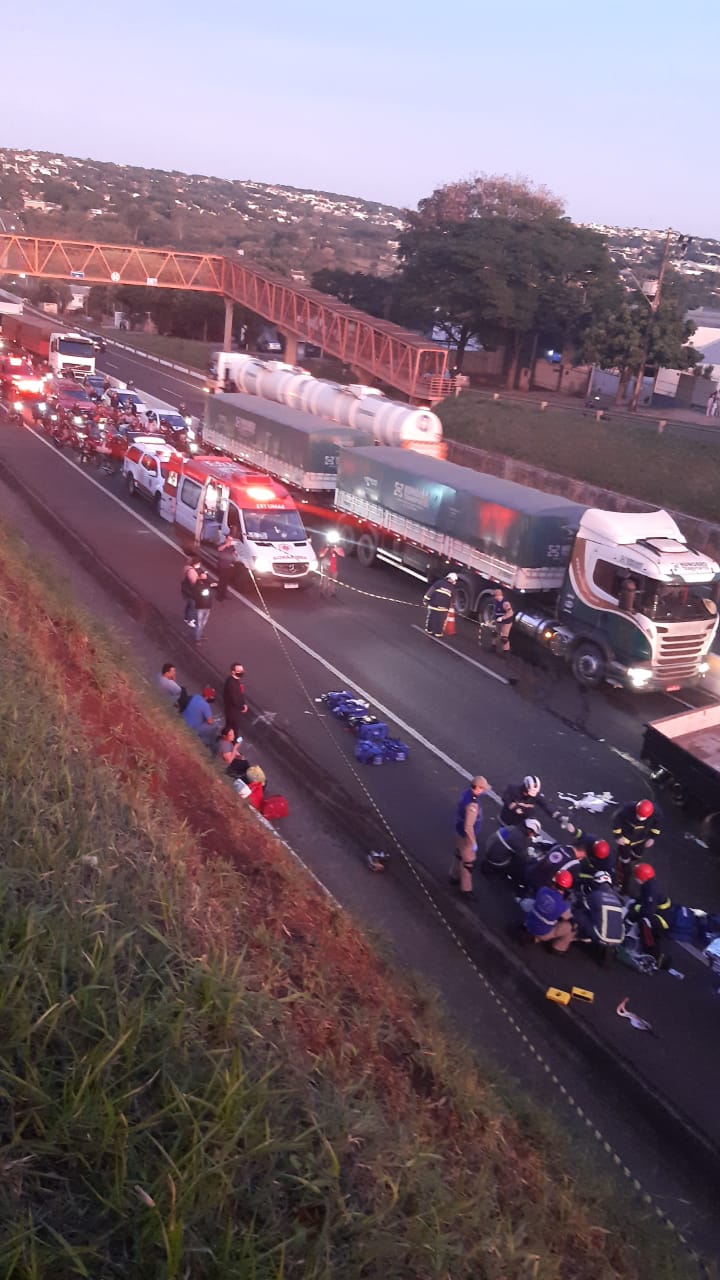 Acidente entre carro e dois caminhões mata uma pessoa no Contorno Norte, em Maringá