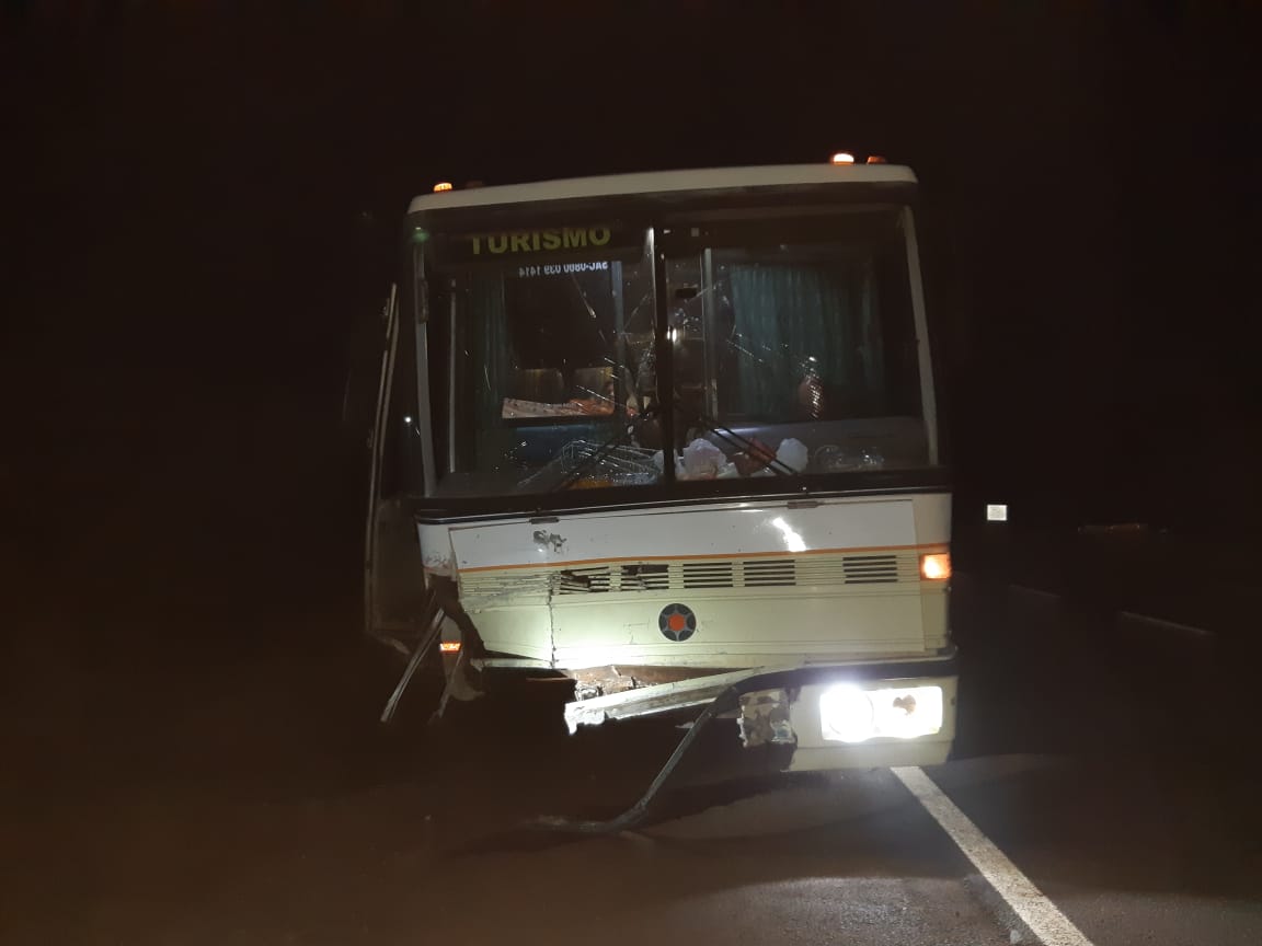 Três morrem após carro colidir contra ônibus na BR-376, em Marialva