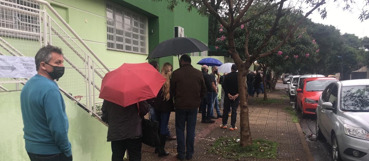 População geral na fila de espera para vacinação contra a covid-19 em Maringá