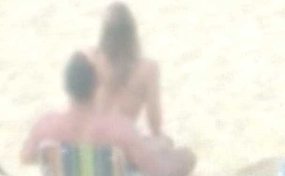 Casal é flagrado fazendo sexo em praia de Santa Catarina em plena luz do dia. 