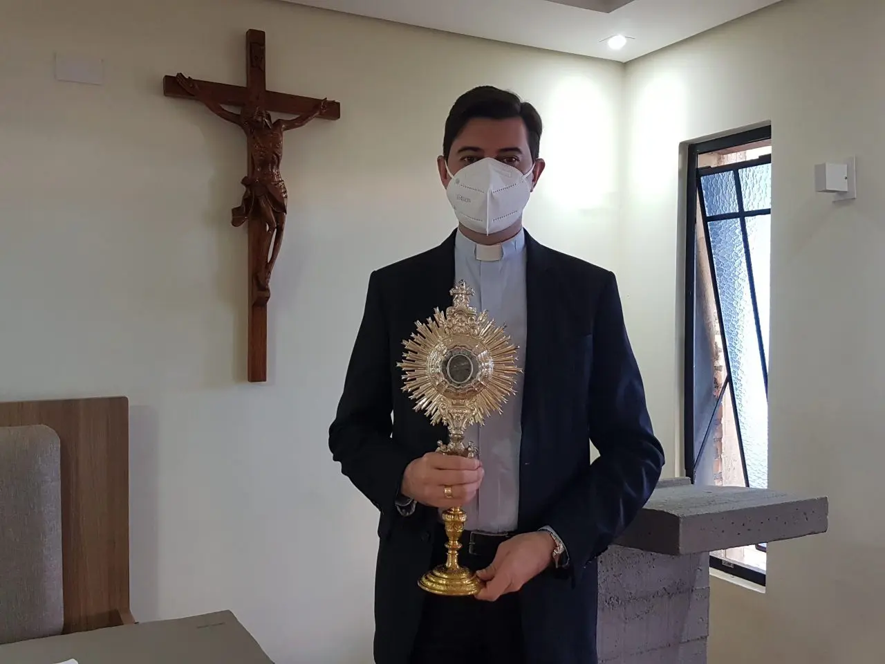 Relíquia com fragmentos de cruz de Jesus dada pelo papa Francisco