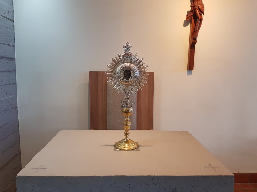 Relíquia com fragmentos de cruz de Jesus dada pelo papa Francisco