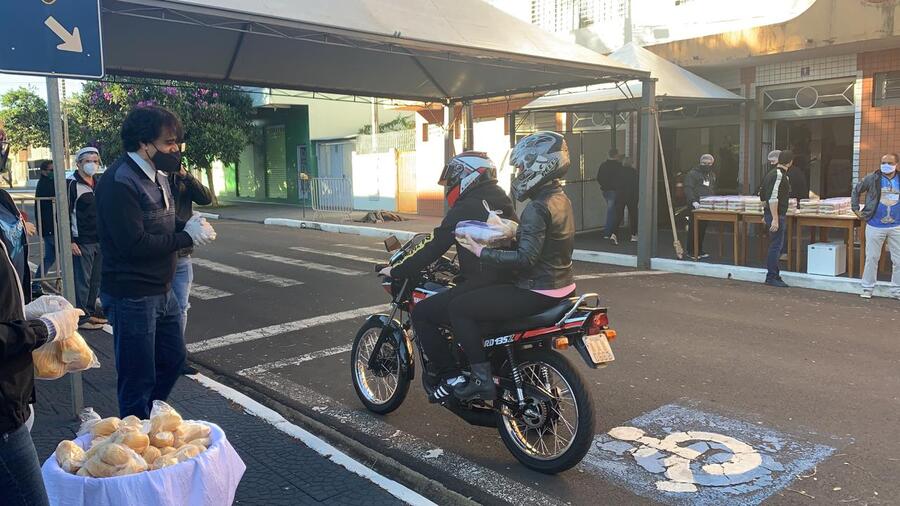 Fé e esperança por dias melhores na entrega do Bolo de Santo Antônio em MaringáF