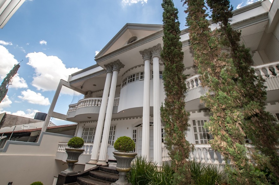 Conheça a 'Casa Branca' de Maringá que está à venda por R$ 4,5 milhões