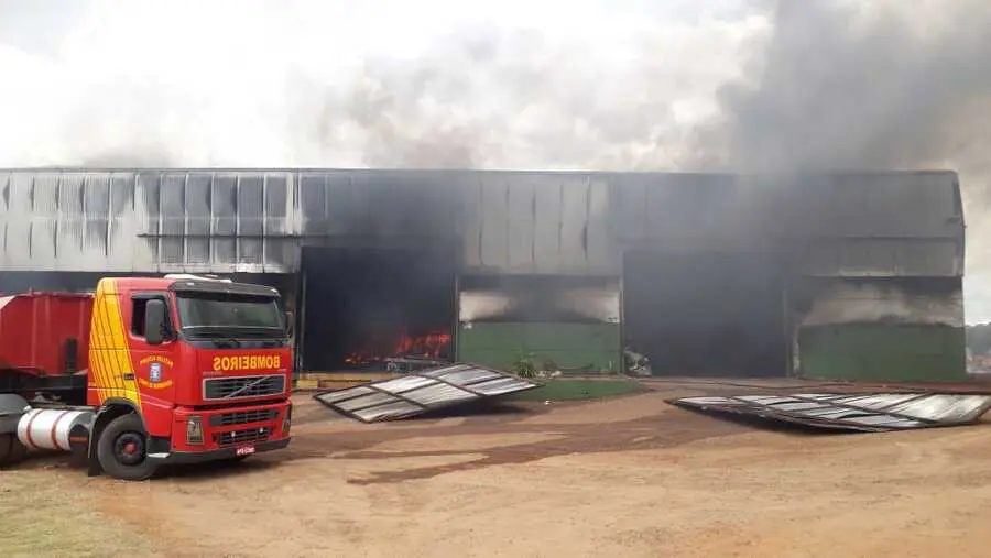 Corpo de Bombeiros combate incêndio em barracão em Maringá