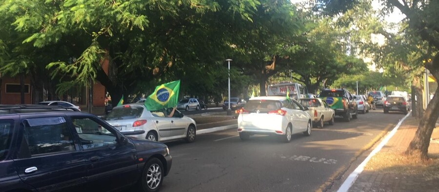 Centenas de manifestantes pró-Bolsonaro fazem carreata em Maringá