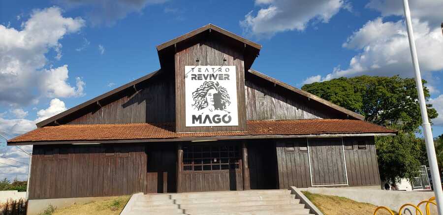 Nova fachada do Teatro Reviver Magó, em Maringá, é instalada