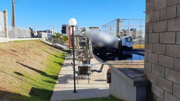 Momento em que caminhão desgovernado cai em piscina em Cascavel.