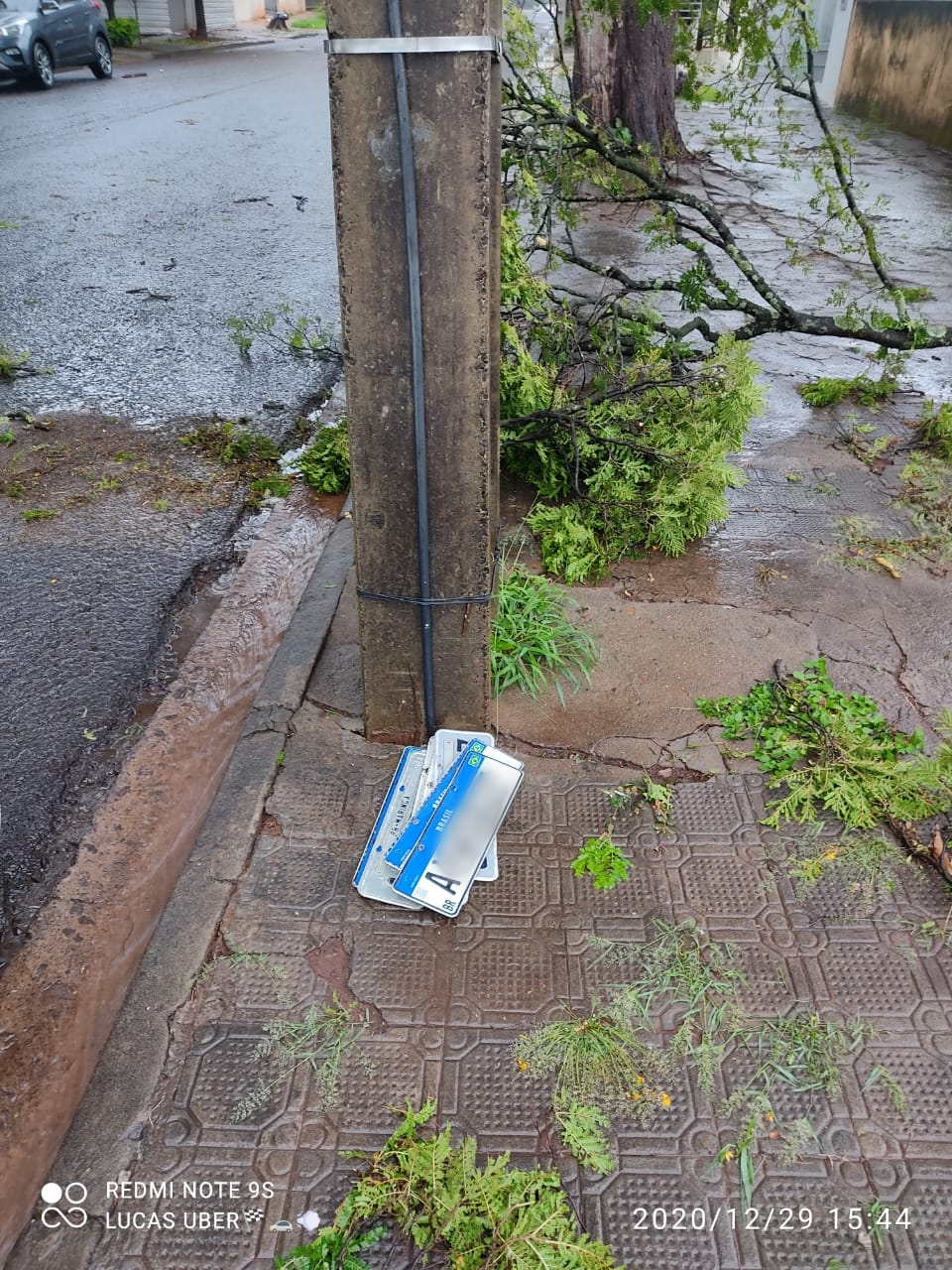 Placas de carro são encontradas após chuva forte em Maringá