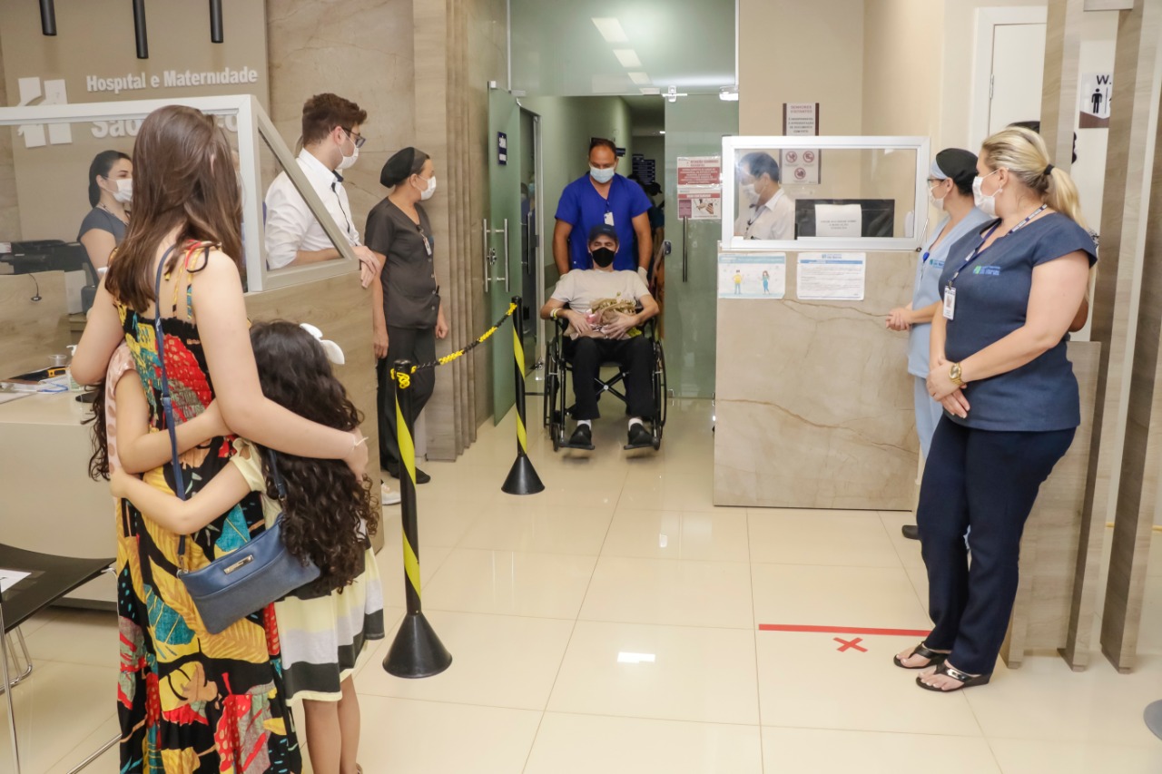 Covid-19: Policial Militar de Maringá recebe alta após mais de 50 dias na UTI; VÍDEO