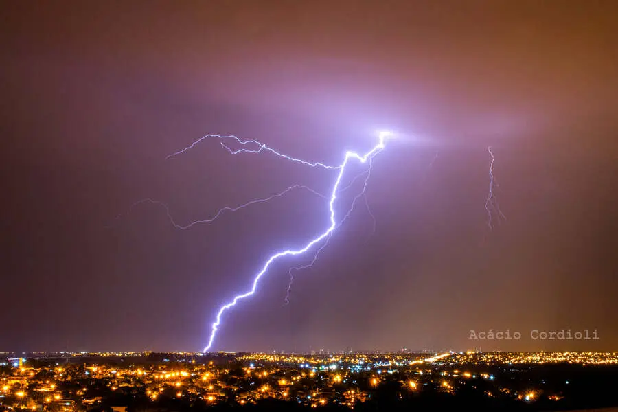 De fenômenos raros a tempestades: Veja registros do céu de Maringá