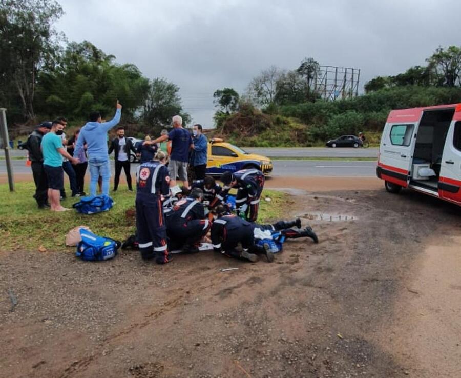 Criança de 2 ano é socorrida em estado grave após se afogar em piscina
