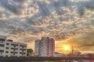 Sol entre nuvens e calor de 36ºC neste domingo, em Maringá