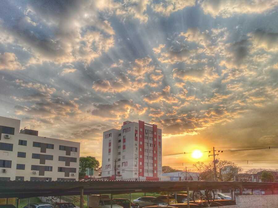 Sol entre nuvens e calor de 36ºC neste domingo, em Maringá
