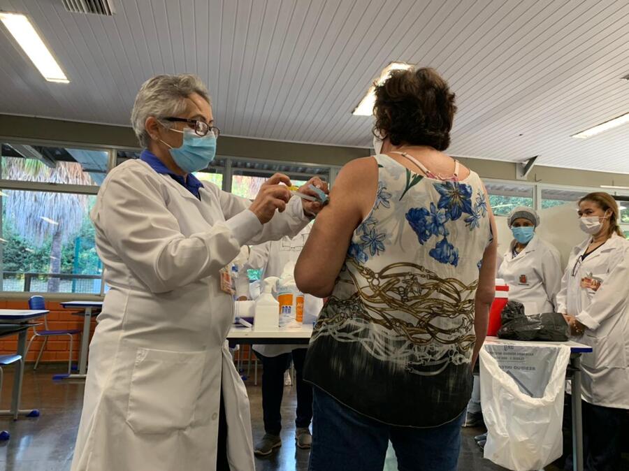 Em Maringá, idosos com 61 anos ou mais são vacinados neste domingo