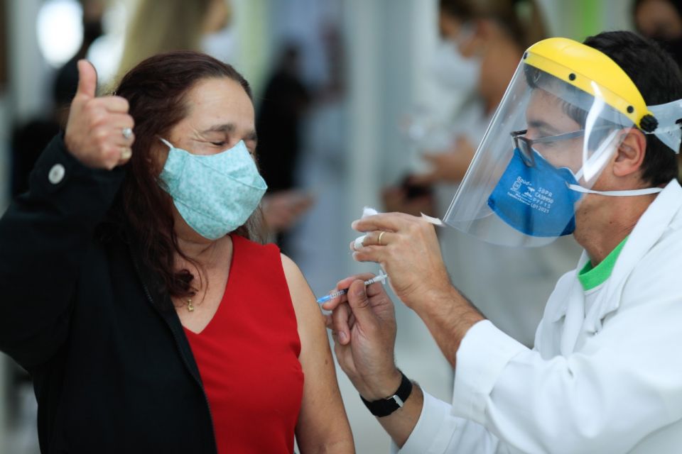 Covid-19: Maringá vai baixar dois anos por dia na vacinação da população geral