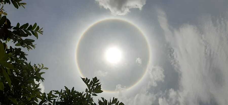 Halo solar é visto no céu de Maringá nesta quarta-feira; FOTOS