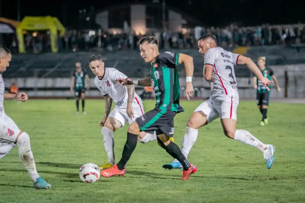 Maringá e Coritiba se enfrentam na primeira final do Paranaense