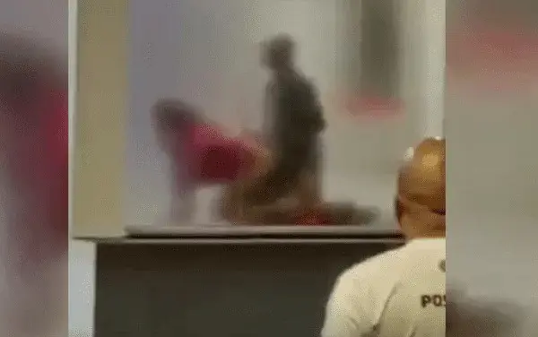 casal faz sexo em agência bancária