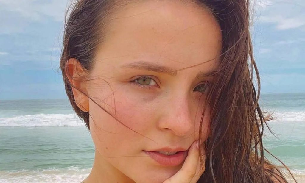 Larissa Manoela arrancou elogios dos fãs e de seu noivo, após compartilhar cliques de biquíni na praia