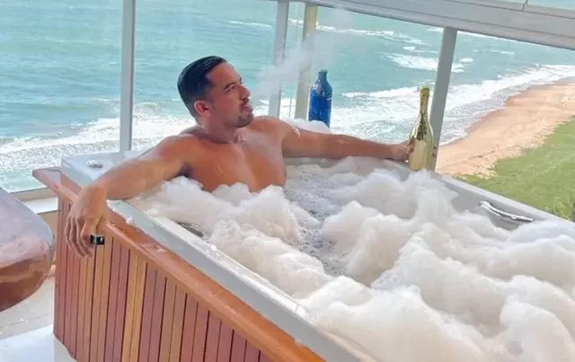 Influencer Kel Ferreti na hidromassagem