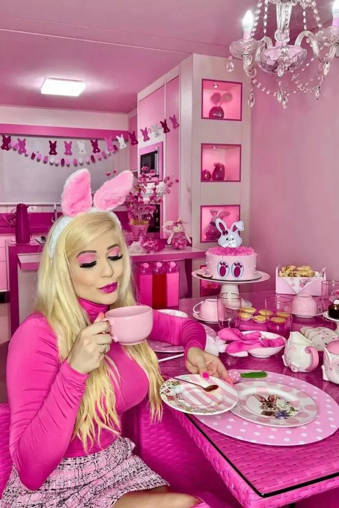 Influencer curitibana se inspira em Barbie e vive em mundo cor-de-rosa