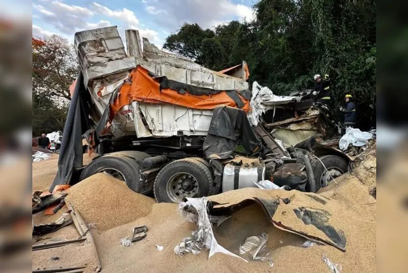 Colisão Frontal Entre Caminhões Deixa Um Morto E Interdita Pista